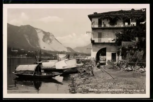 AK Isola Superiore /Lago Maggiore, Barche ormeggiate lungo la riva con montagne sullo sfondo