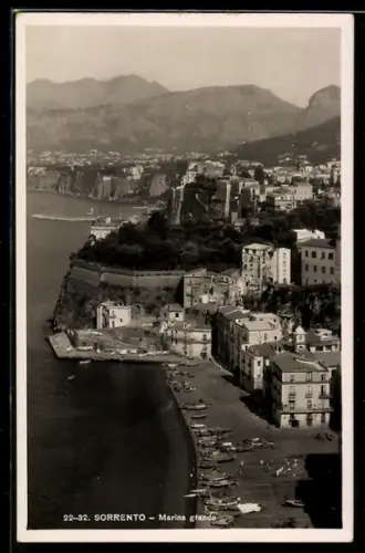 AK Sorrento, Marina Grande con vista sulla città e barche lungo la costa
