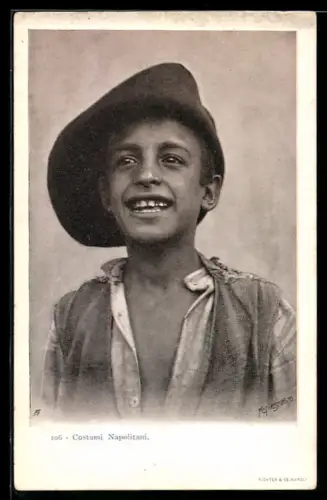 AK Neapel / Napoli, Junge in ortsüblicher Kleidung mit Mütze