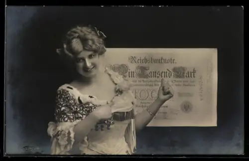 AK Junge Frau zeigt auf einen Geldschein Reichsbanknote 1000 Mark