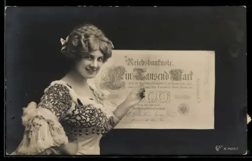 AK Frau zeigt auf Reichsbanknote 1000 Mark, Geld