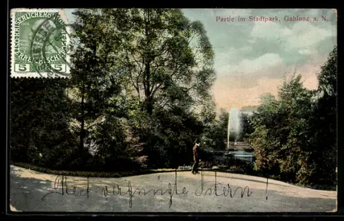 AK Gablonz a. N., Spaziergänger im Stadtpark, Blick zur Fontäne