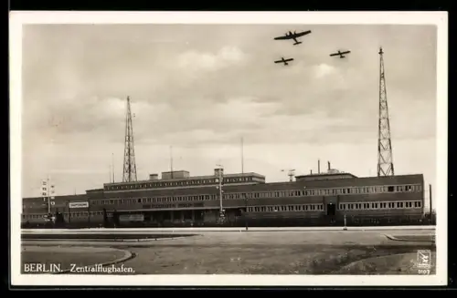 AK Berlin-Tempelhof, Zentralflughafen mit abhebendes Flugzeugen