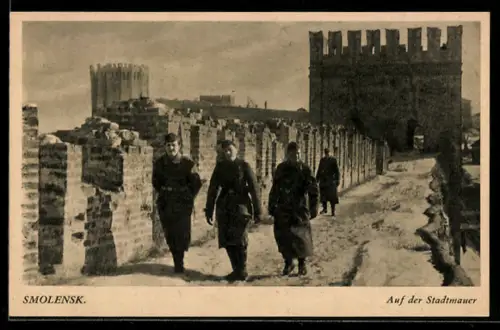 AK Smolensk, Deutsche Wehrmachtssoldaten auf der Stadtmauer