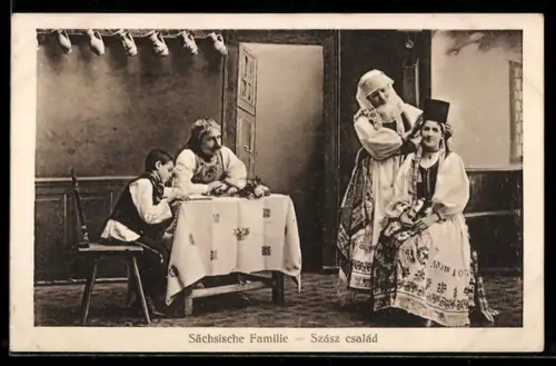 AK Siebenbürgen, Sächsische Familie in der Küche, Tracht
