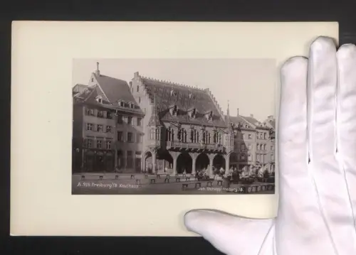 Fotografie Ansicht Freiburg i. B., Kaufhaus in der Aussenansicht mit Passanten
