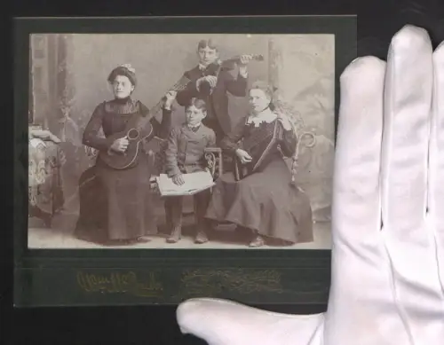 Fotografie W. M. Comb, Muskegon, MI, Musiker mit Gitarre, Violine und Zither
