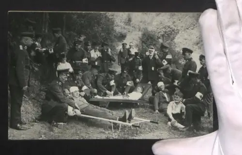 Fotografie Sanitäter mit Verwundeten bei der Arbeit