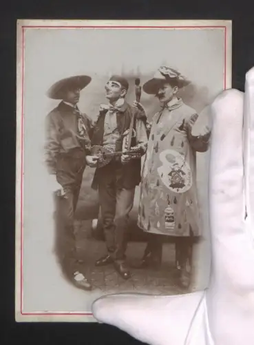 Fotografie Faschingsgesellschaft in Verkleidung mit Maske und Laute