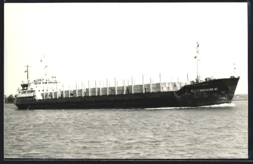 Fotografie Sowjetisches Küstenfrachtschiff Baltisky-41 mit Holzladung an Deck
