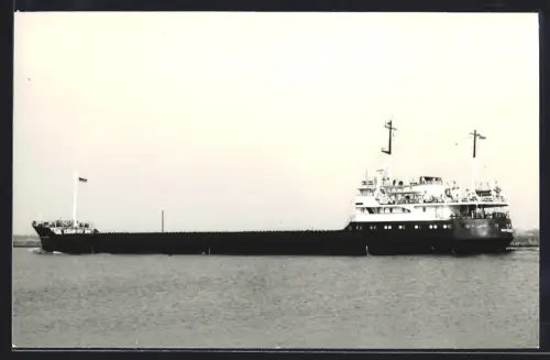 Fotografie Sowjetisches Küstenfrachtschiff Baltisky-47 in einem Seekanal