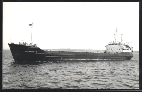 Fotografie Sowjetisches Küstenfrachtschiff Baltisky-48 von 1966 einen westdeutschen Hafen ansteuernd
