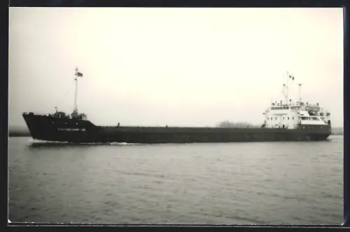 Fotografie Sowjetisches Küstenfrachtschiff Baltisky-48 von 1966 einen westdeutschen Hafen ansteuernd