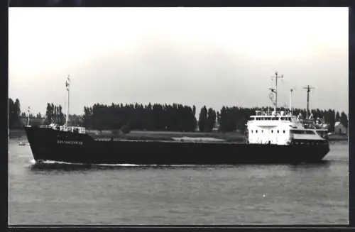 Fotografie Sowjetisches Küstenfrachtschiff Baltisky-50 von 1967 in einem Seenkanal