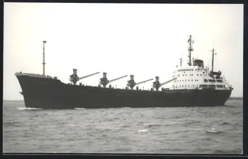 Fotografie Sowjetisches Frachtschiff Daghestan mit Schwergut-Ladebäumen an Deck