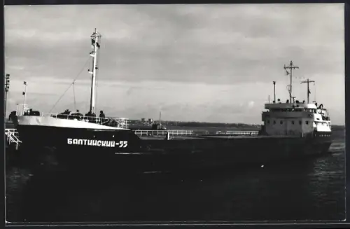 Fotografie Sowjetisches Küstenfrachtschiff Baltisky-55 bei Einfahrt in den Nord-Ostseekanal