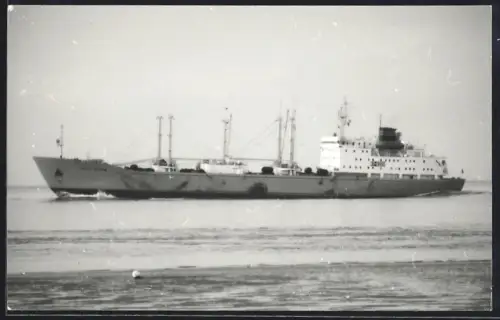 Fotografie Sowjetisches Frachtschiff Bereg Petrov, Kennung KT-0320, in Seitenansicht