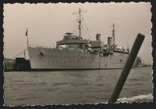 Fotografie Britisches U-Boot-Mutterschiff H.M.S. Forth im Hafen festgemacht