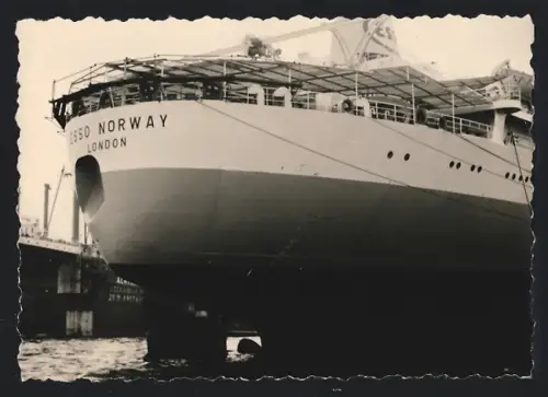 Fotografie Britisches Tankschiff Esso Norway aus London, Detailansicht von Heck und Ruderblatt