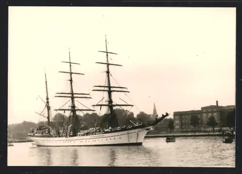 Fotografie Segelschulschiff der Bundesmarine Gorch Fock II mit eingeholten Segeln