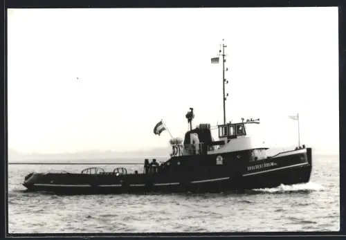 Fotografie Niederländischer Motorschlepper Broedertrouw XVI bei Einfahrt in einen westdeutschen Hafen
