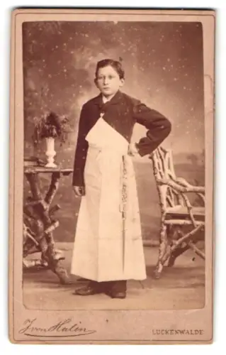 Fotografie I. von Halen, Luckenwalde, Breite Strasse 21, Fleischer /Metzger-Geselle mit Wetzstahl im Atelier