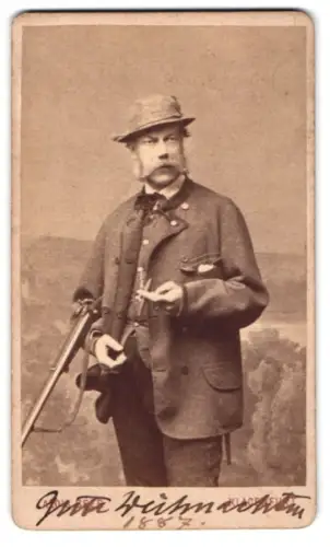 Fotografie Alois Beer, Klagenfurt, St. Veiter Strasse 24, Baron von Reyer mit Hut und Gewehr