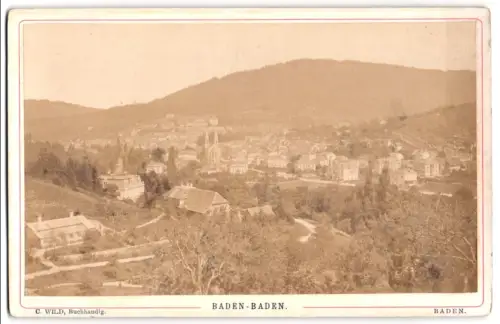 Fotografie C. Wild, Baden-Baden, Ansicht Baden-Baden, Panoramaansicht mit Kirche und Hügeln