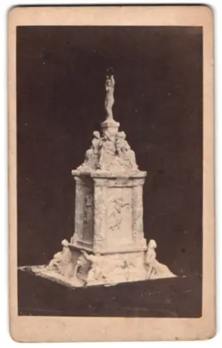 Fotografie unbekannter Fotograf und Ort, Ansicht eines Brunnenmodells