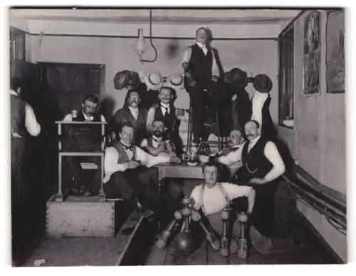 Fotografie unbekannter Fotograf und Ort, Gruppenfoto der Mitglieder des Kegelklub Alle Neune