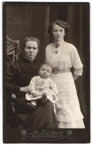 Fotografie M. Lüttgens, Görlitz, Steinstrasse 14, Porträt einer Familie mit Kind, Mutterglück