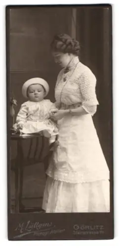 Fotografie M. Lüttgens, Görlitz, Steinstrasse 14, Frau mit Kleinkind im Atelier, Mutterglück