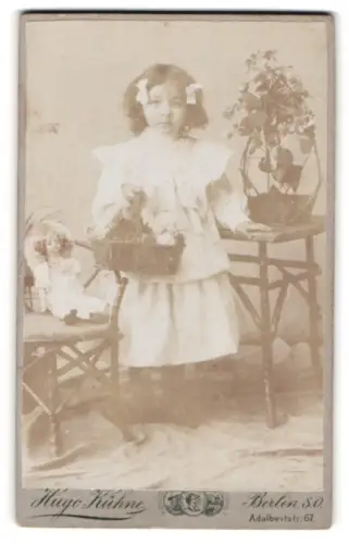 Fotografie Hugo Kühne, Berlin, Adalbertstr. 67, Mädchen mit Puppe, Korb und Blumen