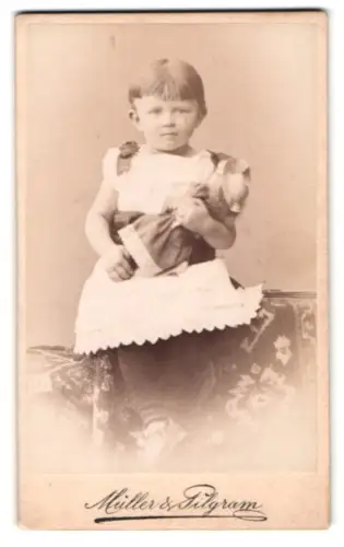 Fotografie Müller & Pilgram, Leipzig, Löhrstrasse 11, Kind mit Puppe im Arm