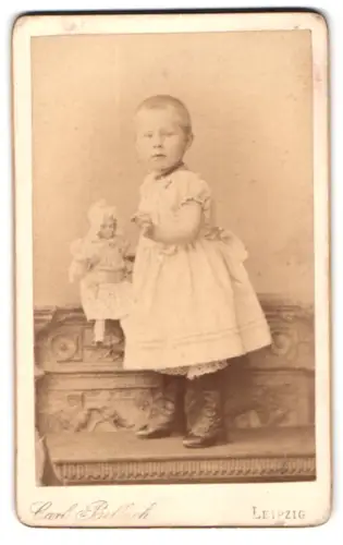 Fotografie Carl Bellach, Leipzig, Gellertstrasse 12, Porträt eines kleinen Kindes mit Puppe