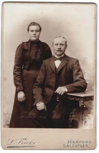 Fotografie Louis Fricke, Herford, Bäcker-Str. 22, Paarporträt im traditionellen Stil