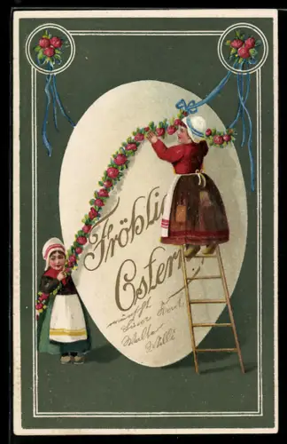 Präge-AK Zwei Mädchen dekorieren ein riesiges Osterei, Ostergruss