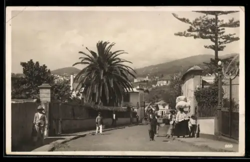 AK Funchal, Strassenpartie mit Passanten