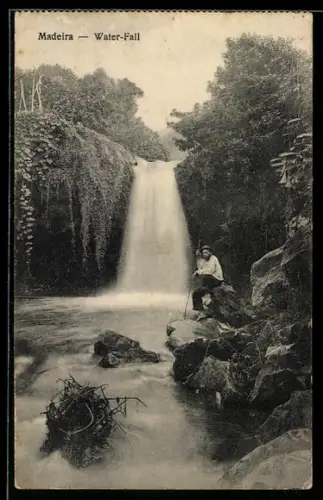 AK Madeira, Wasserfall mit einem Mann auf einem Felsen
