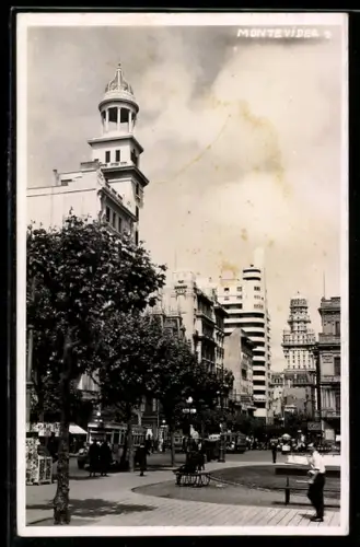 AK Montevideo, Ortspartie mit Strassenbahnen und Bussen