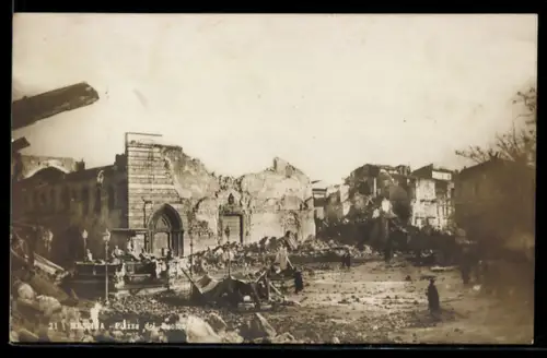 AK Messina, Piazza del Duomo, Strassenpartie mit zerstörten Häusern nach Erdbeben