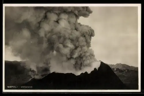 AK Napoli, Blick zum rauchenden Vulkan Vesuv