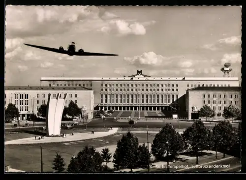 AK Berlin-Tempelhof, Luftbrückendenkmal am Zentralflughafen