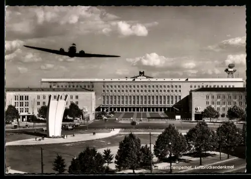 AK Berlin-Tempelhof, Luftbrückendenkmal am Zentralflughafen