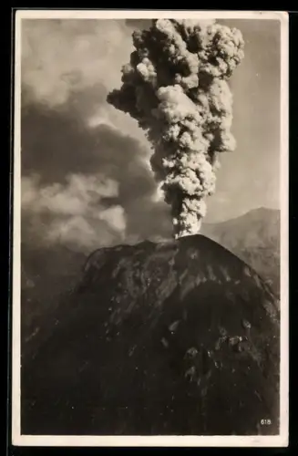AK Napoli - Neapel, Erupzione des Vesuvio, Vesuv in Tätigkeit, Rauchender Vulkan
