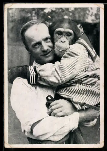 AK Dresden, Zoologischer Garten, Schimpanse Pitt mit Tierlehrer Ils