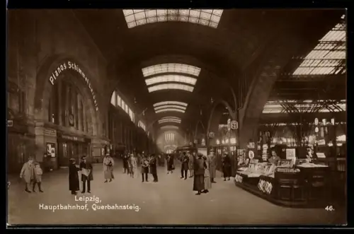 AK Leipzig, Im Hauptbahnhof, Querbahnsteig, Halle mit Zeitschriften-, Buch- u. AK-Verkauf