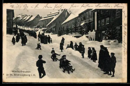 AK St. Andreasberg i. H., Winterfreuden, Kinder beim Rodeln auf einer Strasse
