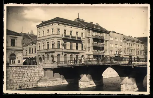 AK Sarajevo, Brücke über die Miljacka mit Häusern an der Uferpromenade