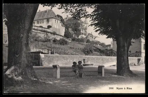 AK Nyon, Kinder auf Bank vor Brunnen und Häusern am Hang